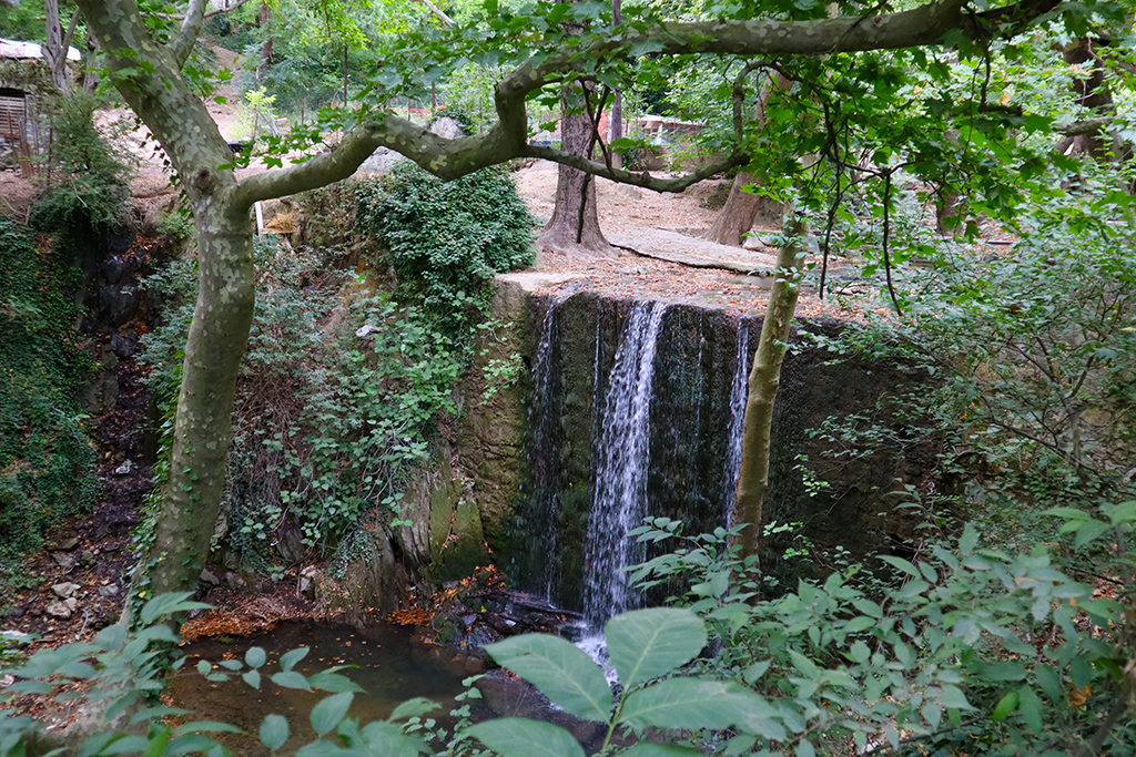 Wasserfall am Weg nach Volos