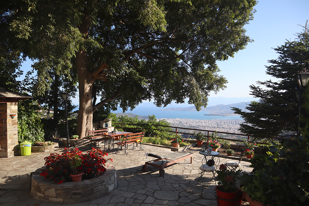 Terrasse und Blick auf Volos.