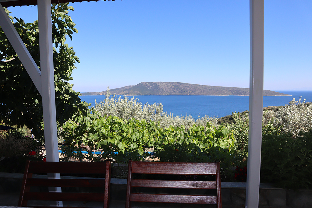 Ausblick auf das ägäische Meer und Peristera.