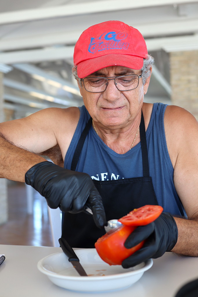 Zubereitung von gefüllten Tomaten.