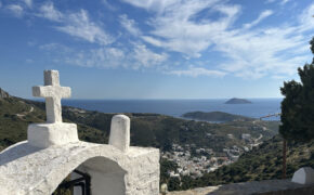 Blick von der Georgs-Kirche auf die Chora von Fourni.
