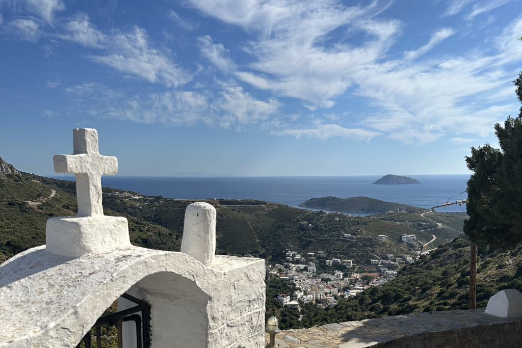 Blick von der Georgs-Kirche auf die Chora von Fourni.