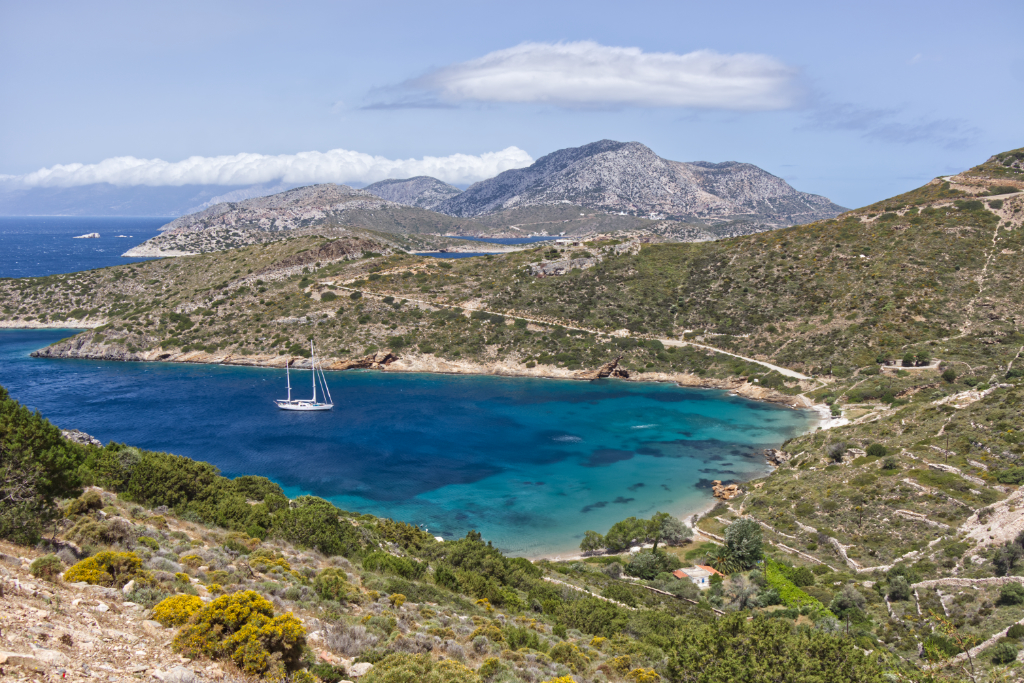 Blick auf die Küste hinüber bis zur Insel Thimena.