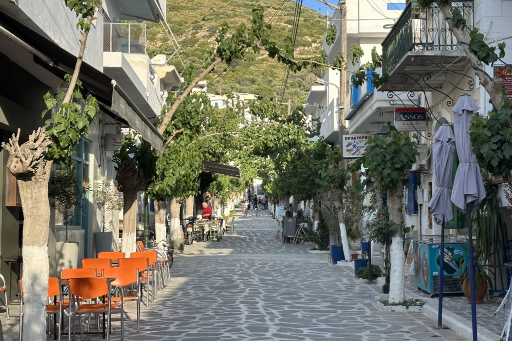 Die Landstraße bzw. Shoppingmeile von Fourni.