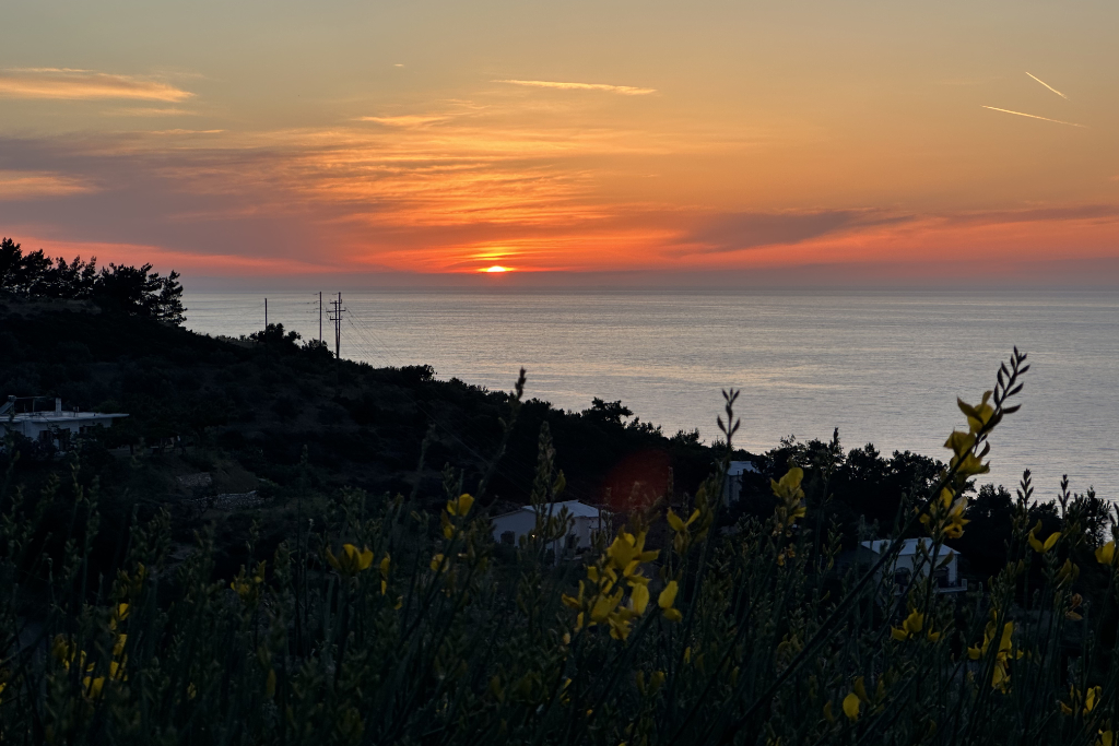 Der Sonnenuntergang kann bequem von der Terrasse aus bestaunt werden.