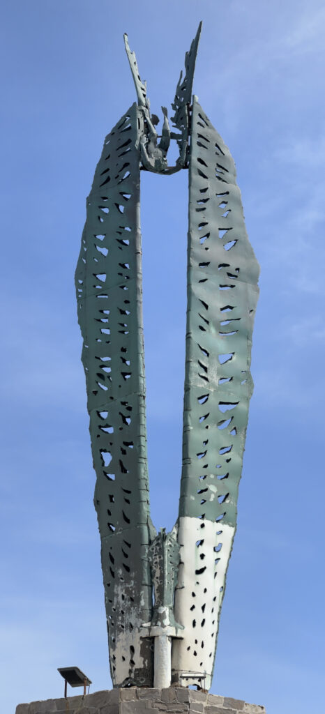 Ikarus-Statue im Hafen von Agios Kirykos.