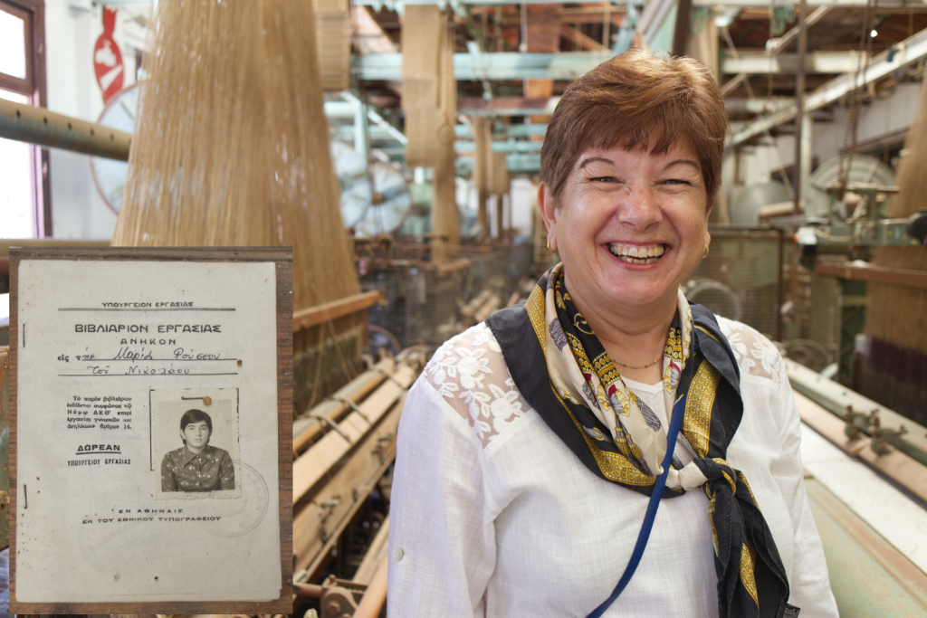 Maria in ihrer früheren Wirkungsstätte und ihr alter Mitarbeiterausweis, der in der Ausstellung zu finden ist.