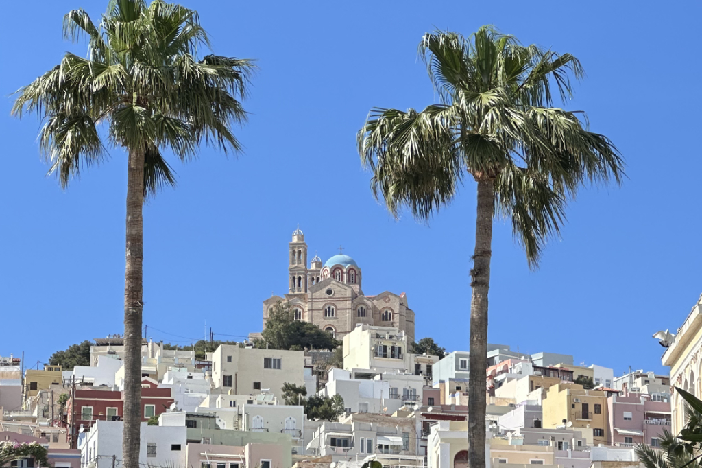 Blick von der Stadt auf die orthodoxe Kirche der Auferstehung Christi.