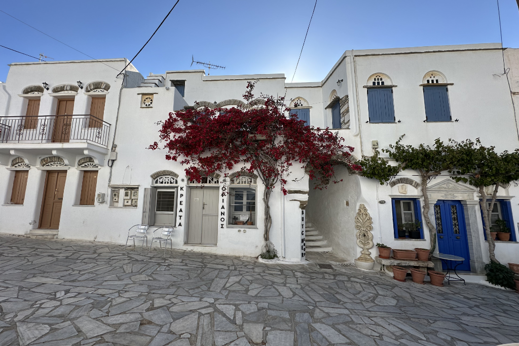 Häuserzeile im Ort Pyrgos auf Tinos.