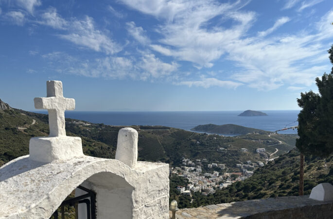 Blick von der Georgs-Kirche auf die Chora von Fourni.