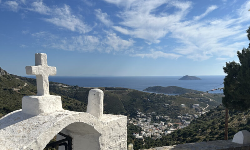 Blick von der Georgs-Kirche auf die Chora von Fourni.