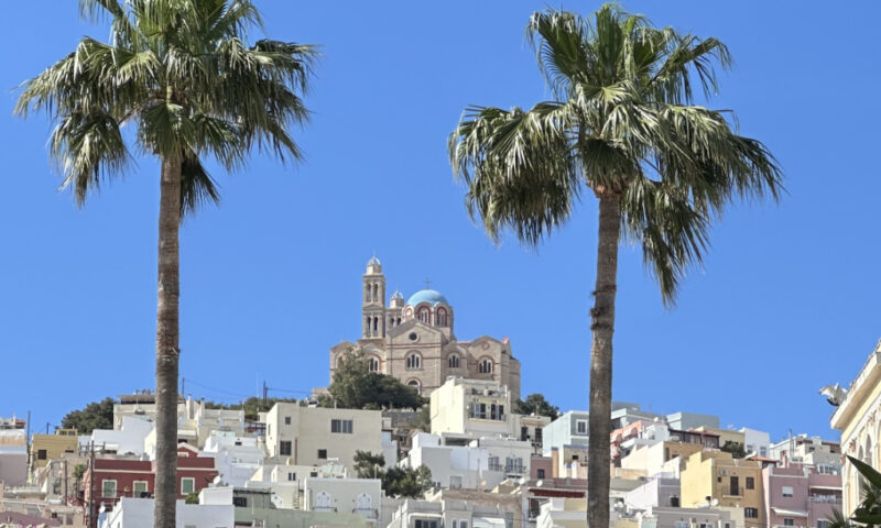 Blick von der Stadt auf die orthodoxe Kirche der Auferstehung Christi.
