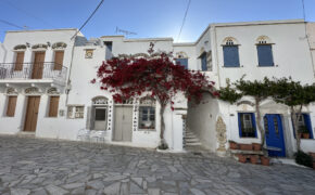Häuserzeile im Ort Pyrgos auf Tinos.
