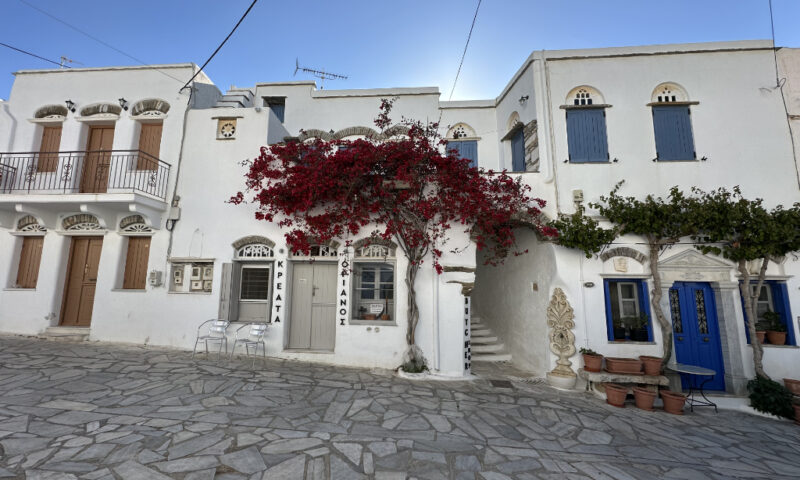Häuserzeile im Ort Pyrgos auf Tinos.