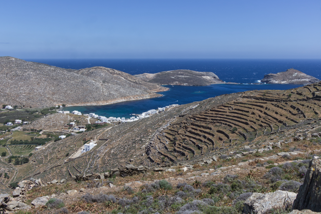 Blick am Weg von Pyrgos nach Panormos.