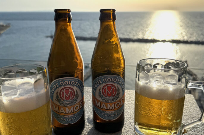 Ein kühles Bier bei Sonnenuntergang am Meer.