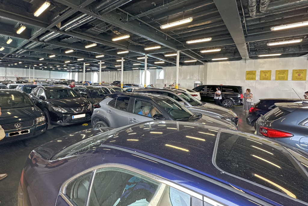 Dicht an dicht stehen die Autos im Laderaum. Hier bei der Überfahrt von Zakynthos nach Kyllini.