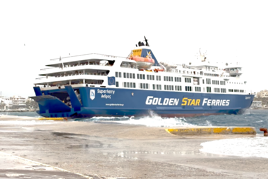Hoher Wellengang überschwemmt den Schiffsanleger im Hafen von Tinos. Die Überfahrt konnte trotzdem durchgeführt werden.
