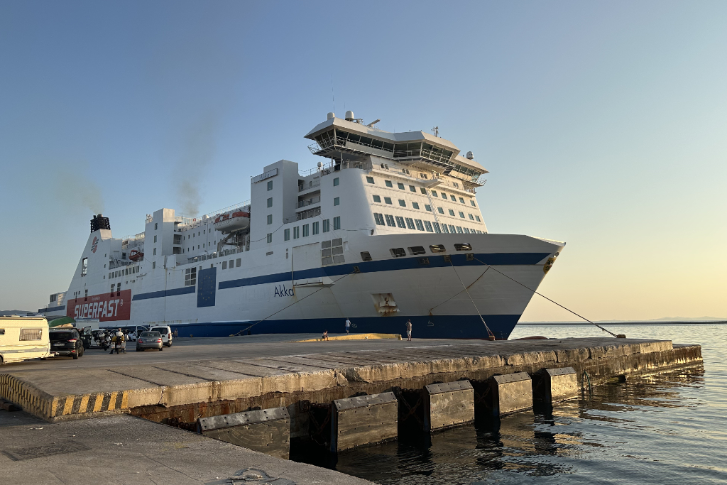 Anstellen für die Beladung im Hafen von Patras. Die Fahrt konnte wegen technischer Probleme dann allerdings nicht durchgeführt werden.