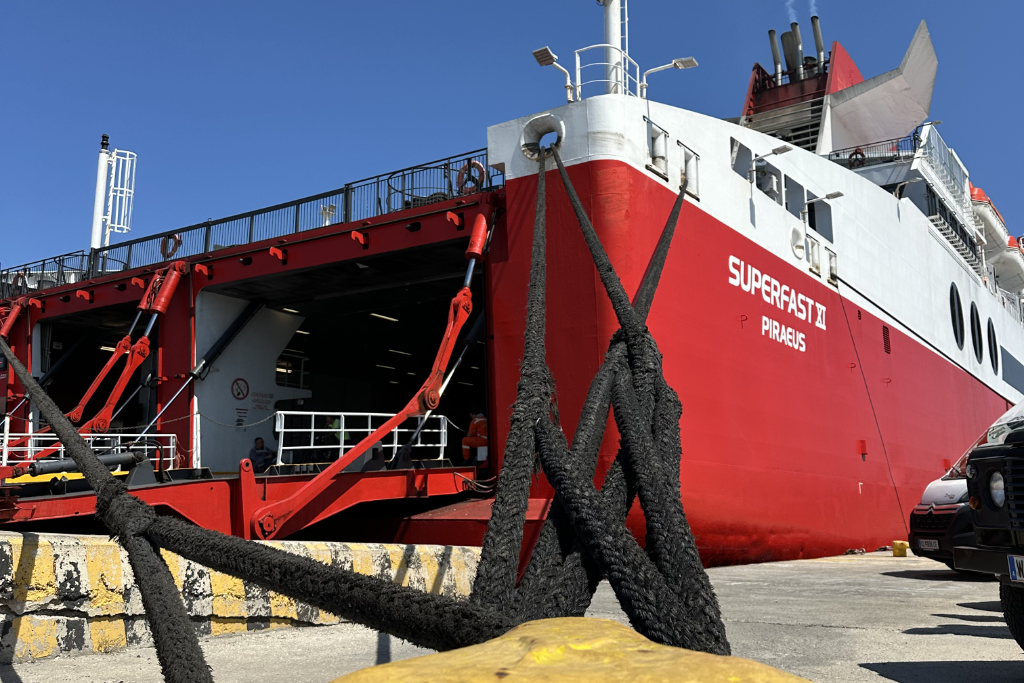 Nichts geht mir im Hafen von Patras. Die Fähren nach Italien liegen auf Grund eines Streiks gut vertaut im Hafen.