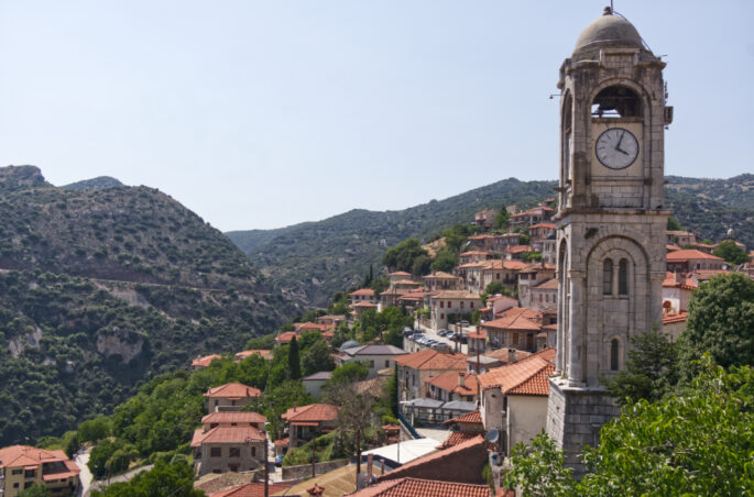 Blick auf Dimitsana. Im Vordergrund das Wahrzeichen des Dorfes, die Turmuhr.