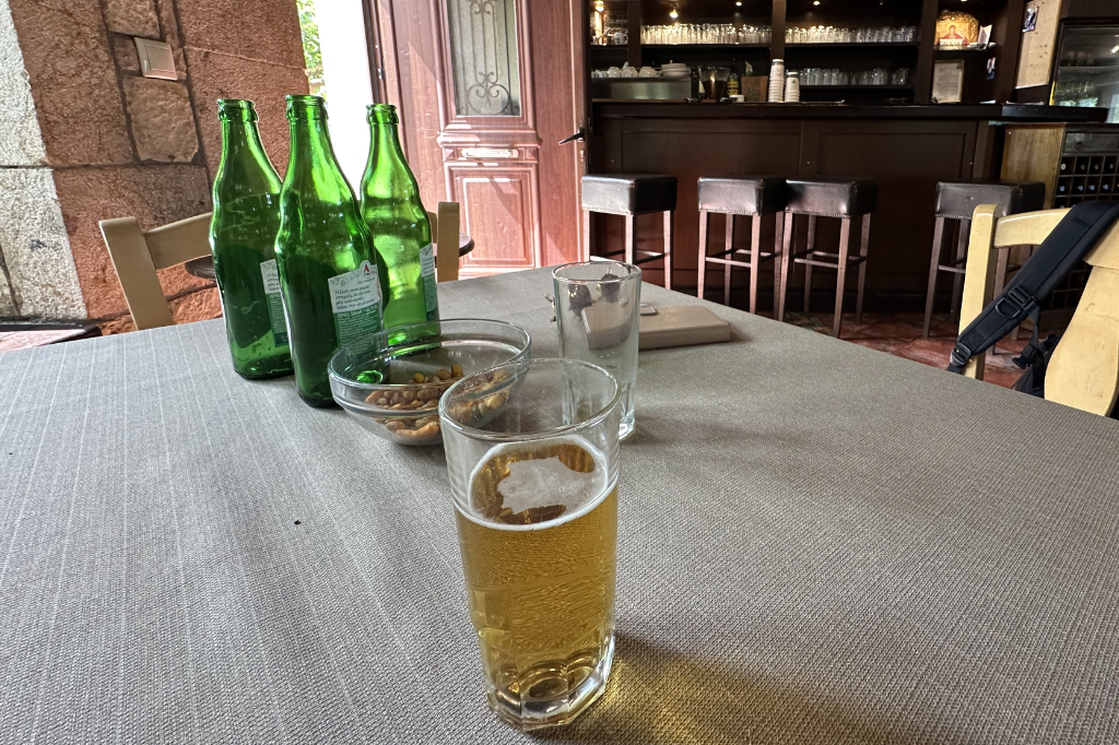 Die verdiente Stärkung nach der Wanderung am Menalon-Trail in der Taverne Vassilikos.