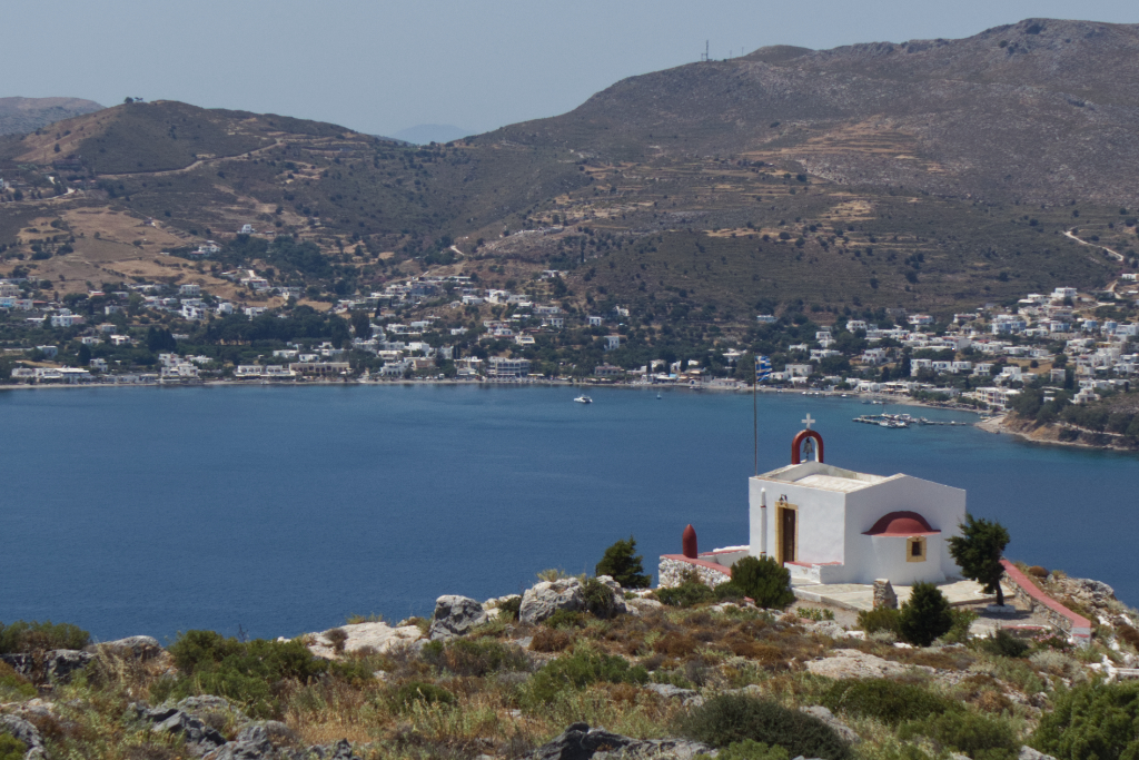 Blick auf die Bucht von Agia Marina mit der Kirche Prophet Elias.