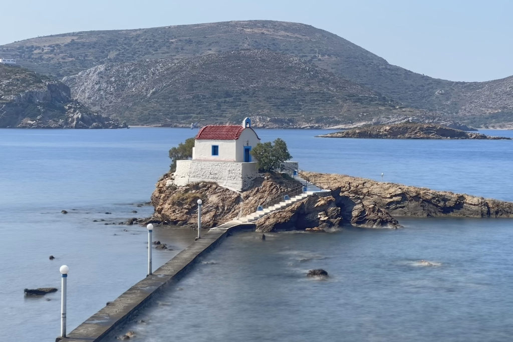 Die auf einem kleinen Felsen gelegene Kirche Agios Isidoros.