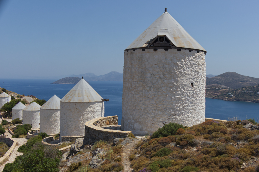 Die Windmühlen oberhalb der Bucht von Panteli.