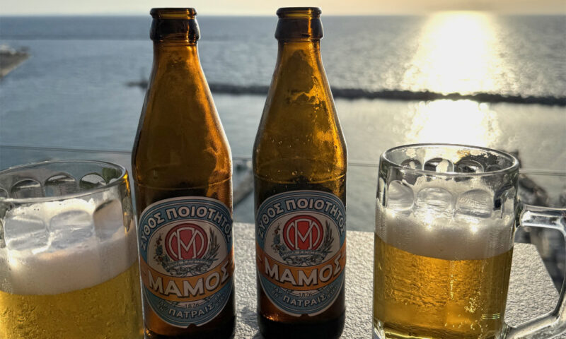 Ein kühles Bier bei Sonnenuntergang am Meer.