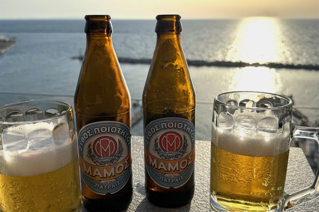 Ein kühles Bier bei Sonnenuntergang am Meer.