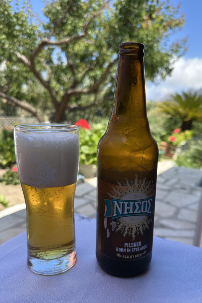 Nissos-Pilsner aus Tinos. Genossen im Kafeoinopantopoleio Tereza im Dorf Mysini auf Tinos.