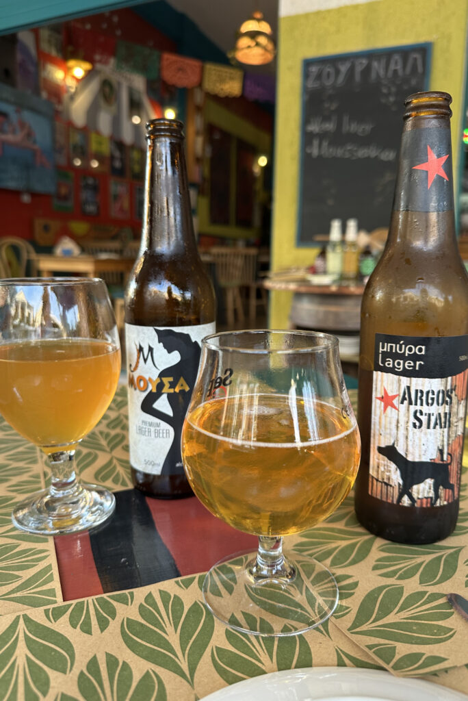 In Nafplio gibt es zwei lokale Biersorten. Mousa und Argos-Star. Diese und noch viele Biere mehr können im Zournal verkostet werden.