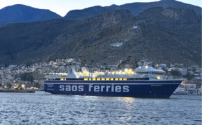 Anlegemanöver einer Fähre im abendlichen Kalymnos.
