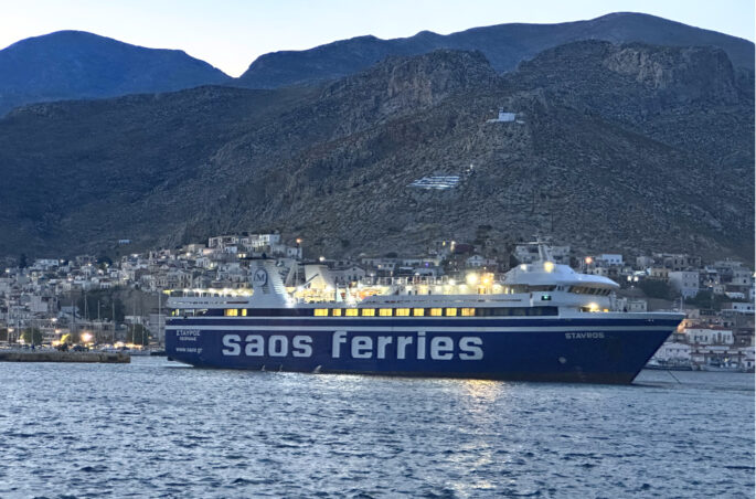 Anlegemanöver einer Fähre im abendlichen Kalymnos.