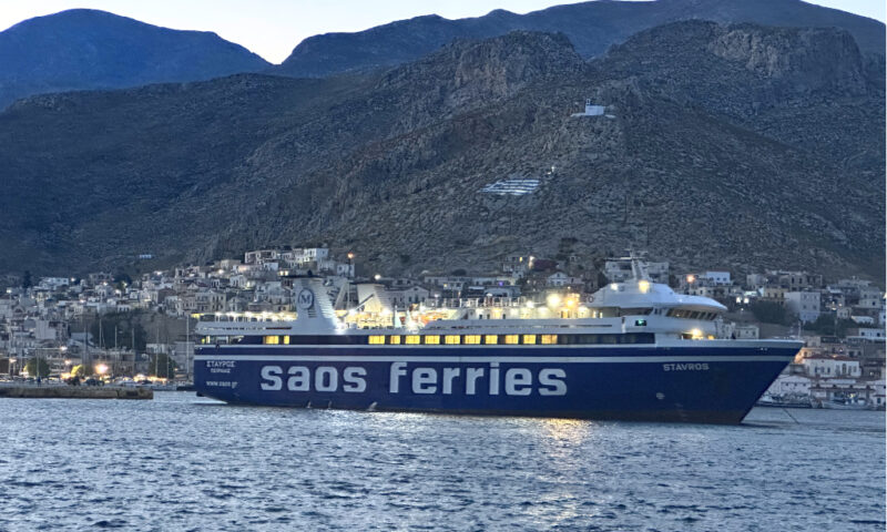 Anlegemanöver einer Fähre im abendlichen Kalymnos.