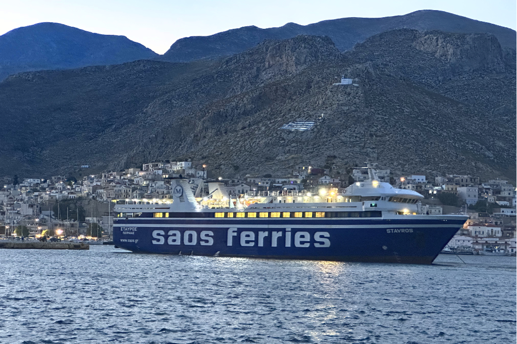 Anlegemanöver einer Fähre im abendlichen Kalymnos.