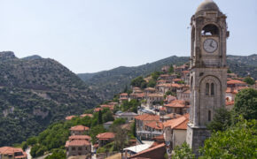 Blick auf Dimitsana. Im Vordergrund das Wahrzeichen des Dorfes, die Turmuhr.