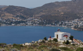 Blick auf die Bucht von Agia Marina mit der Kirche Prophet Elias.