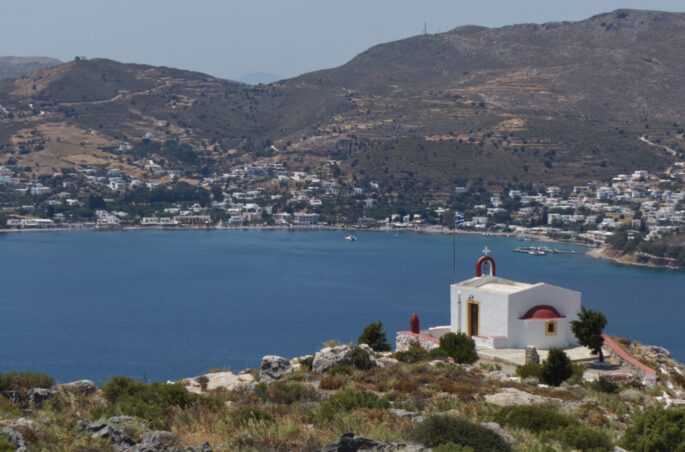 Blick auf die Bucht von Agia Marina mit der Kirche Prophet Elias.