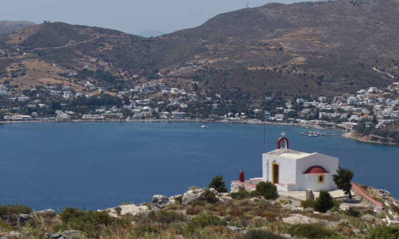 Blick auf die Bucht von Agia Marina mit der Kirche Prophet Elias.