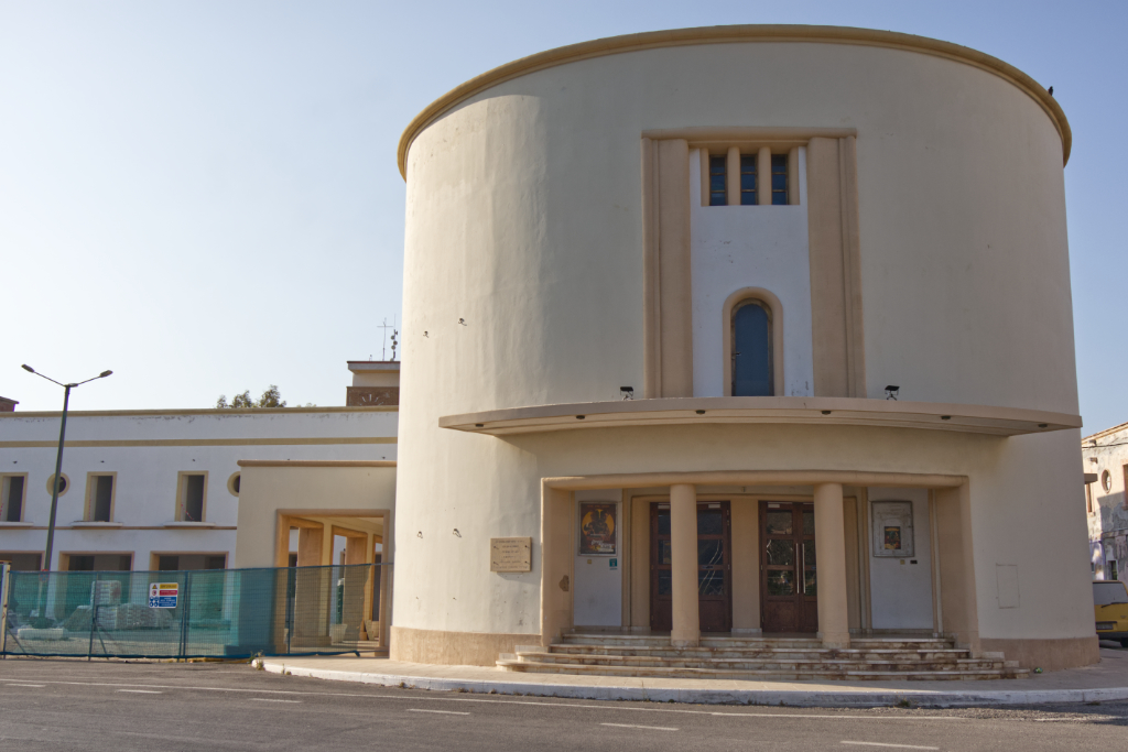 Von den Italienern im Art Deco Stil geplantes Haus in Lakki. Derzeit wird das Kino renoviert.