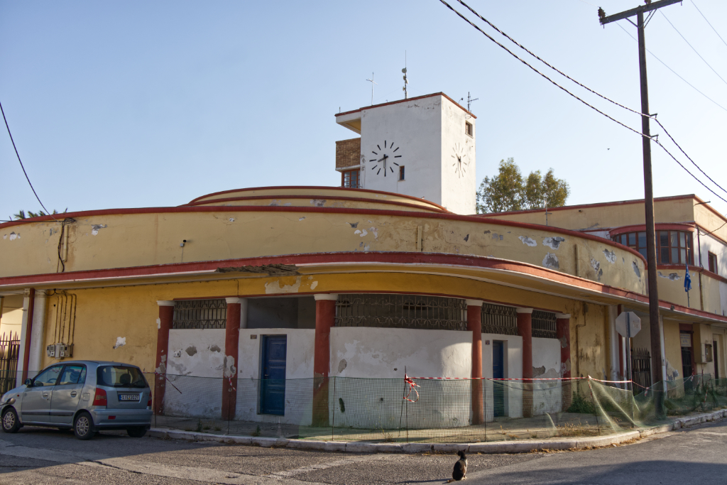 Die Häuser erinnern ein wenig an eine verlassene Filmstadt.