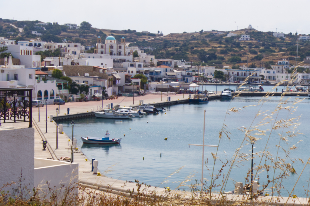 Ein Teil der Hafenpromenade mit der größten Kirche der Insel, Agios Ioannis Theologos.