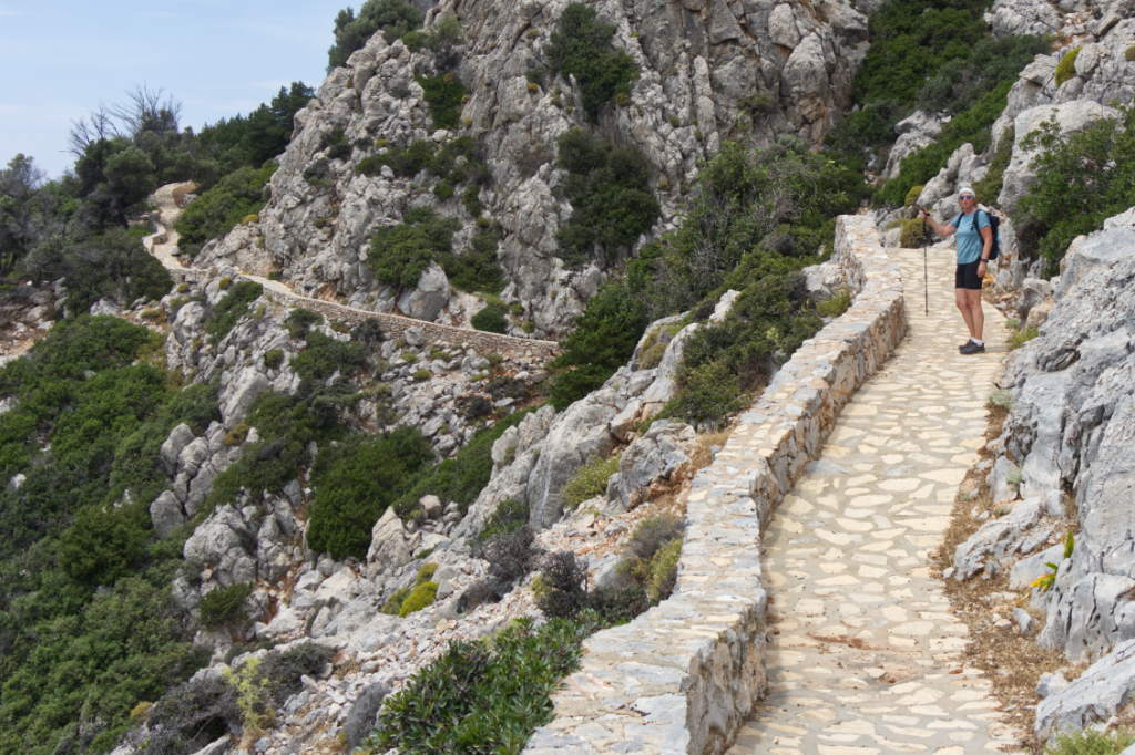 Diese "chinesische Mauer" verbindet die beiden gleichnamigen Kirchen.
