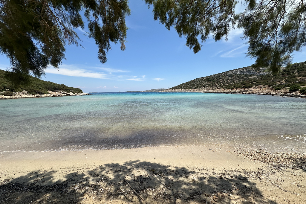 Ein wenig Karibikfeeling am Strand von Platis Gialos.