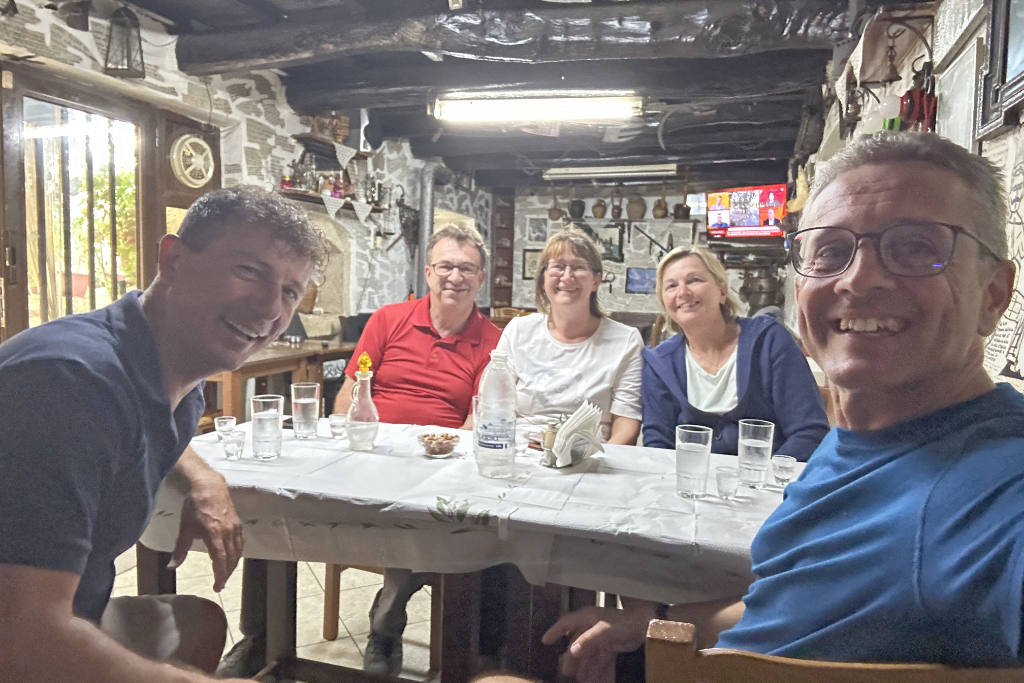 Mit unserem Guide Nektar in der Saraks Taverne.