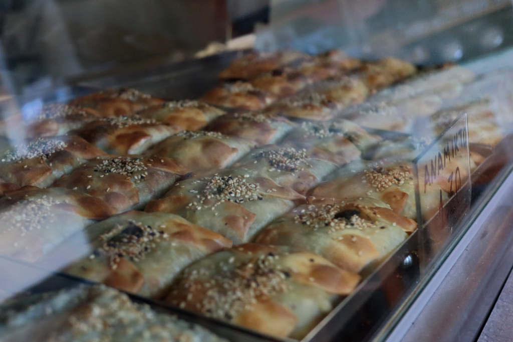 Ab 17 Uhr strömt der verlockende Duft der frisch gebackenen Kalitsounia auf die Straße.