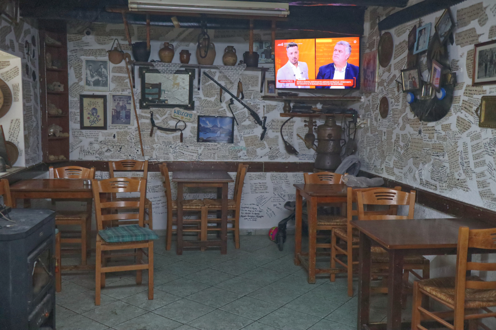Das Dorfwohnzimmer im Sarakas. Mittels TV ist die ganze Welt zu Gast.
