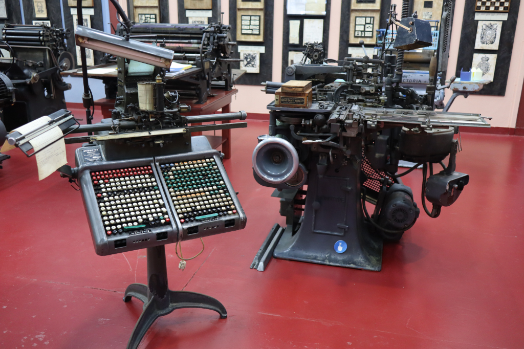 Monotype Setzmaschine. Bedienteil und Gießmaschine.